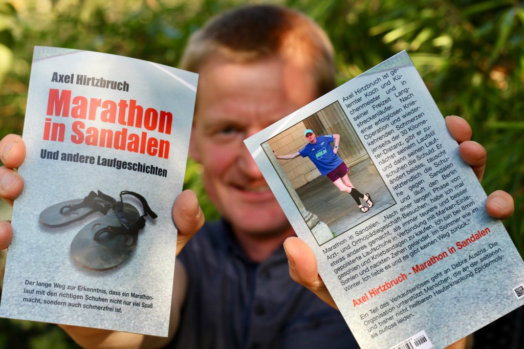 Axel Hirtzbruch mit seinem Buch "Marathon in Sandalen". 