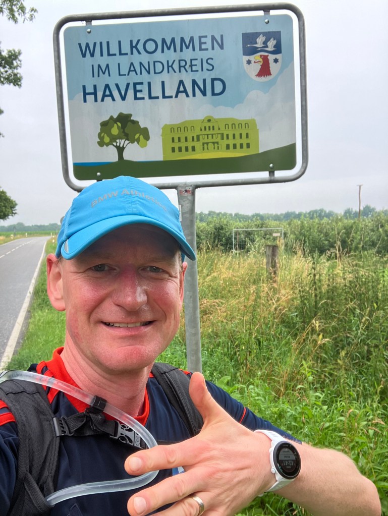Axel Hirtzbruch vor dem Schild "Wilkommen im Landkreis Havelland".